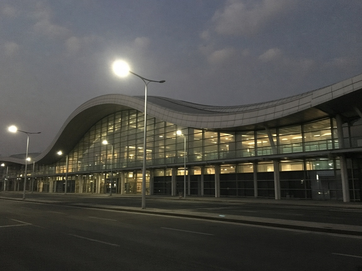 深圳寶安機場航站樓夜景 — 環島旅遊深圳機場返香港包車